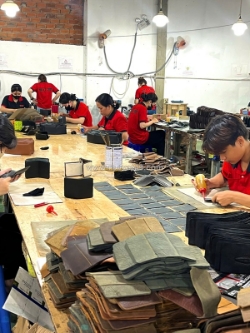 Xưởng sản xuất đồ da – nhận đơn hàng theo mẫu riêng của brand